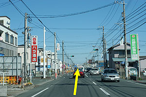 左手にハラ酒店さん、右手に佐藤町診療所さんが見えてきたらもう少しで、看板が見えてきます